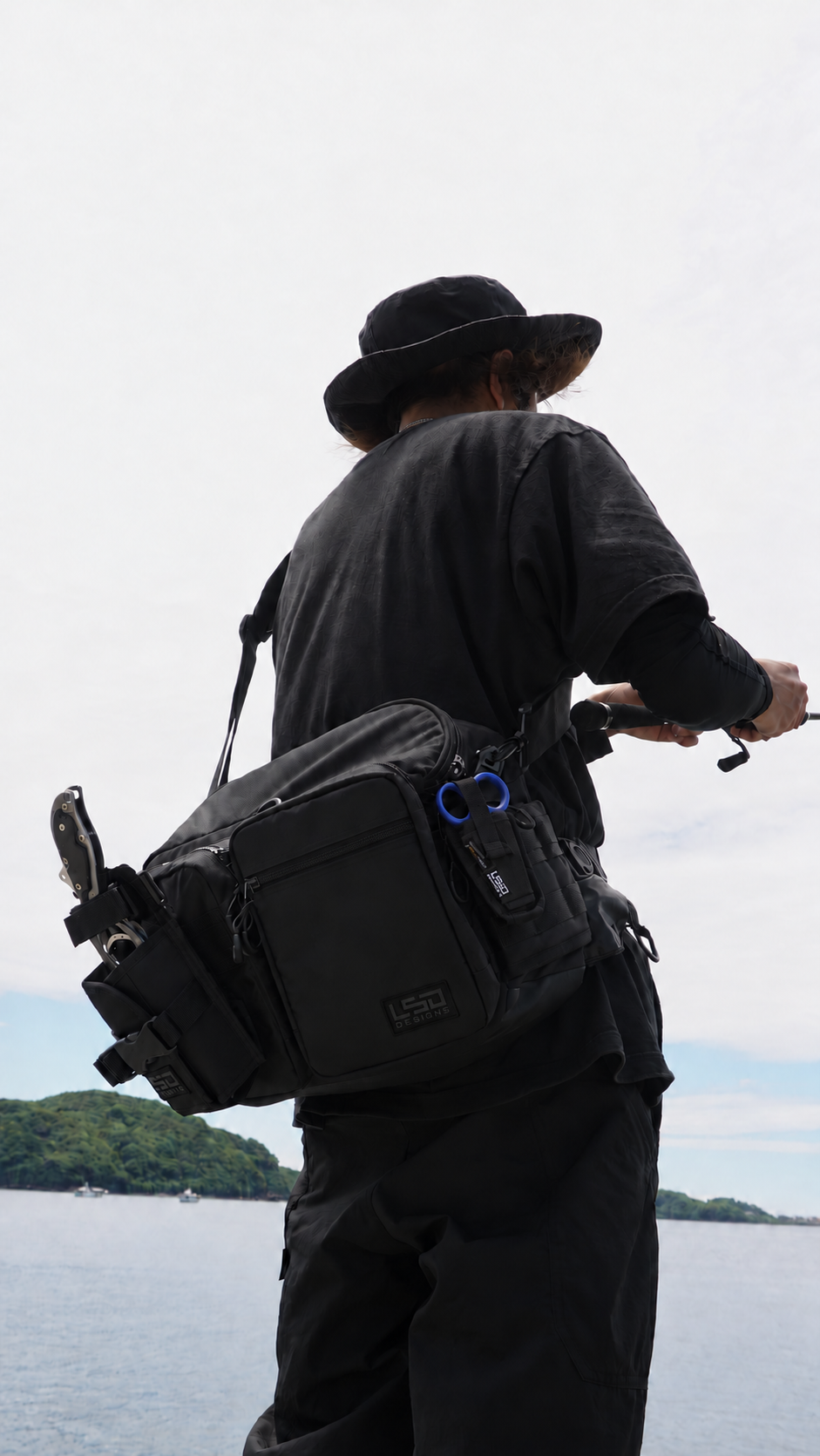モンスタープロ3点セットの釣行時の装着イメージ。ミニシザーホルダーはブラック本体・白ロゴ、上部の小さな織りネームはぼかし処理。ロッド・ハサミ・フィッシュグリップは付属しません。