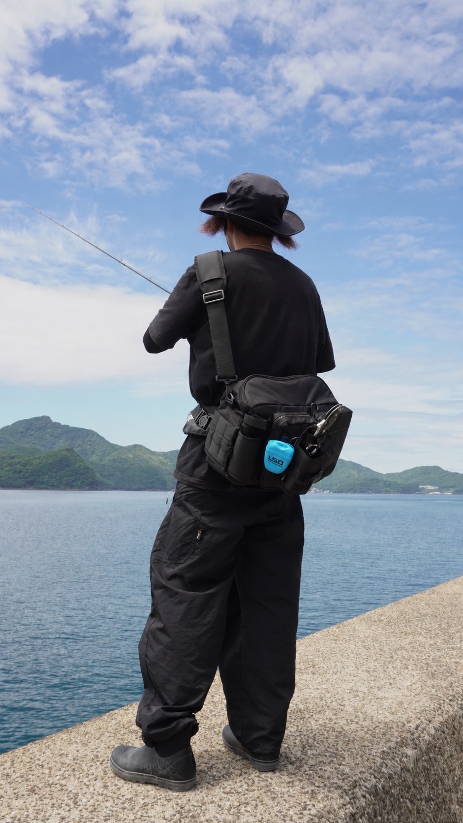 全身の装着例。LSDロゴをブラックに調整。スカイブルーのKUZUポーチジュニア・釣具はセットに含まれません。