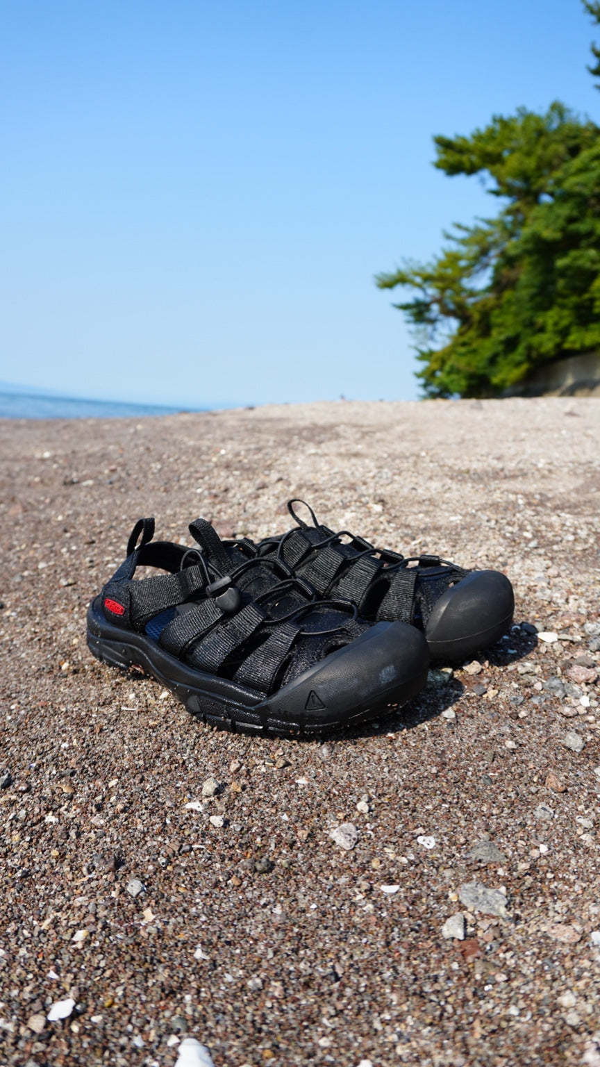 砂浜に置いたWater Gear Sandalの実写